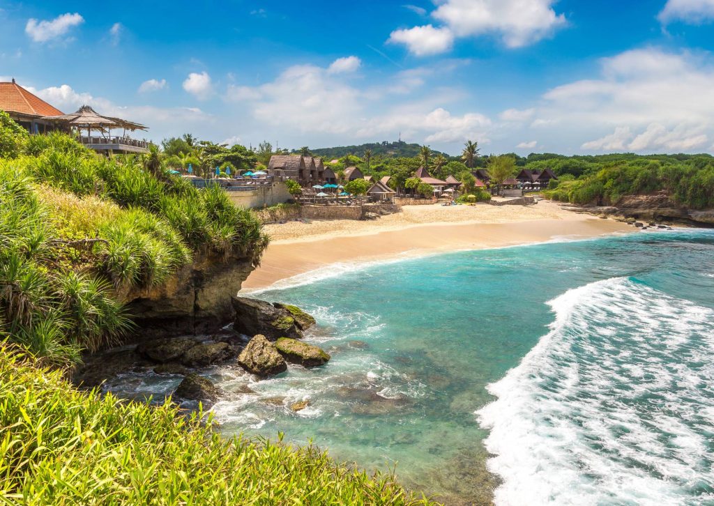 Tropical beach cove with turquoise water and a sandy bay on a sunny day in Lembongan